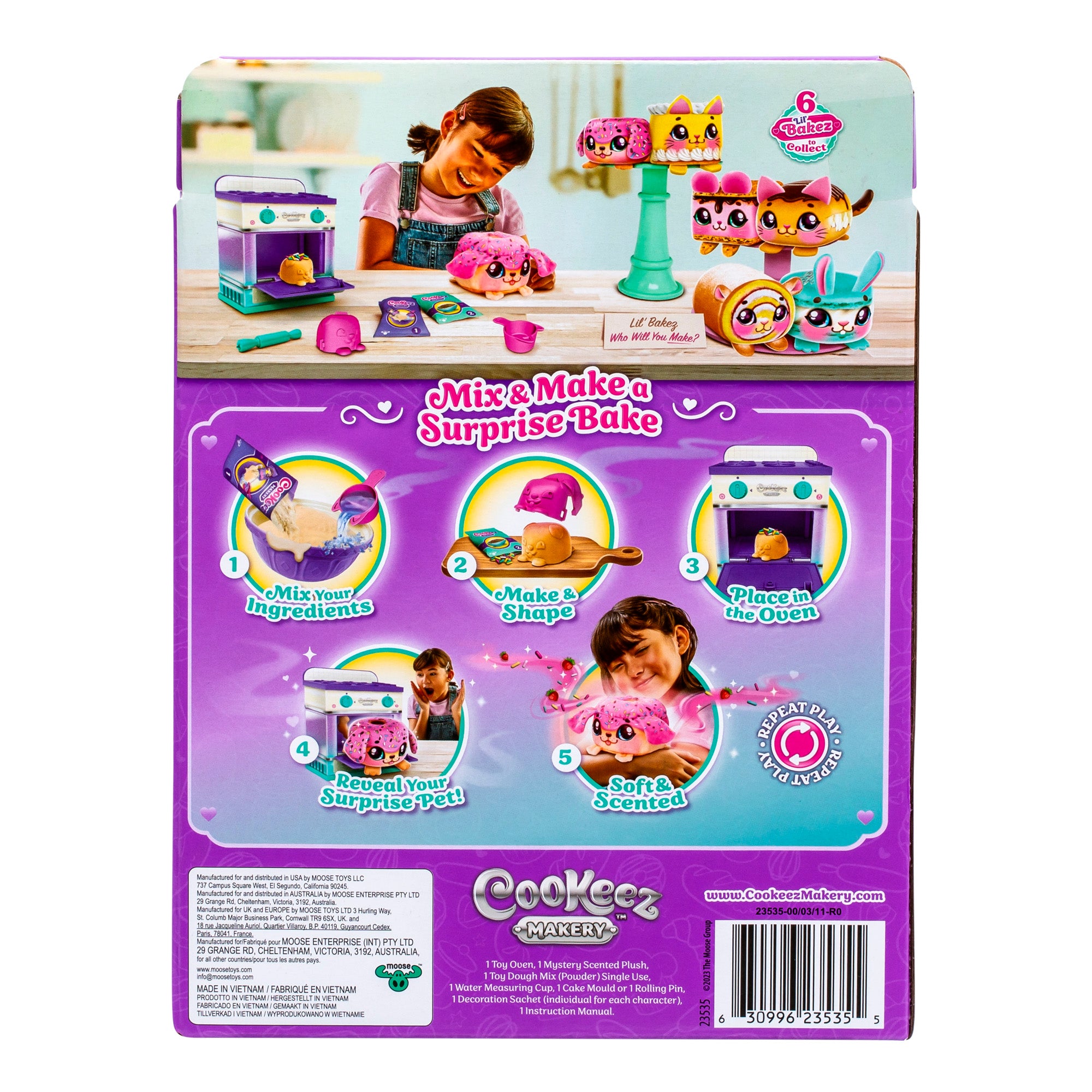 The Cookeez Makery Lil' Bakez Playset package displays step-by-step images: mix ingredients, shape, place in the oven, reveal your surprise—and highlights that the toy is soft and scented.